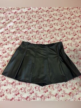 Windsor Black Faux Leather Pleated Mini Skirt
